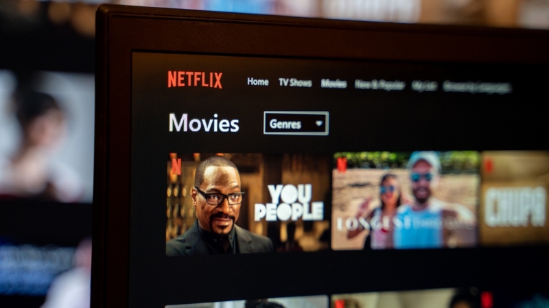 Početna stranica Netflixa sa prikazom filmske ponude na televizoru