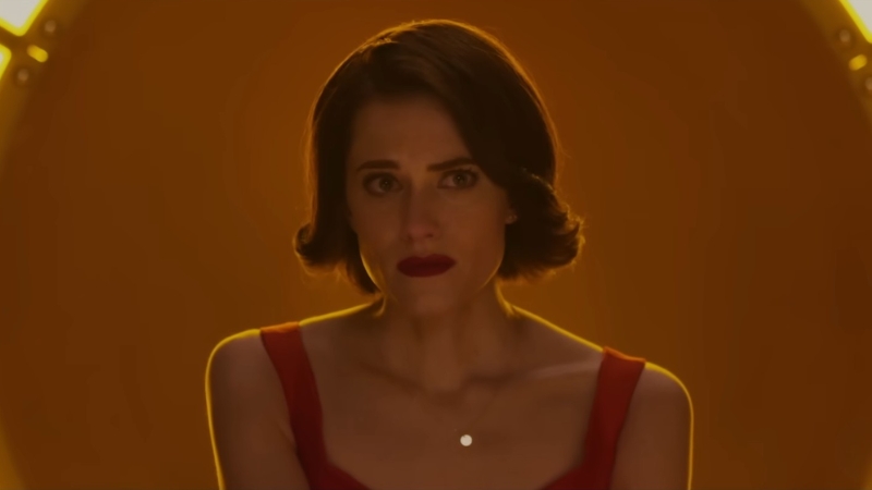 Krupan kadar žene u crvenoj haljini pod toplim svetlom u napetoj sceni iz filma The Perfection